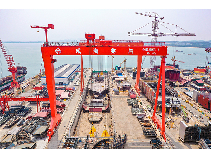空中“鋼鐵俠”｜“礦源”智造450t超大跨度造船門機(jī)